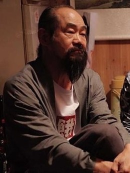 木木川父亲（元华饰演）