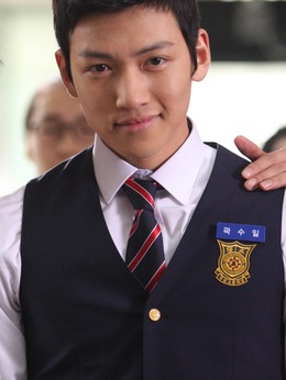 秀一（池昌旭饰演）