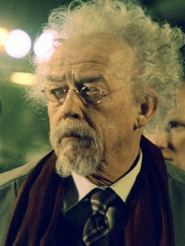 布鲁姆教授（约翰&middot;赫特饰演）