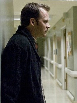 John Coleman（彼得&middot;萨斯加德饰演）