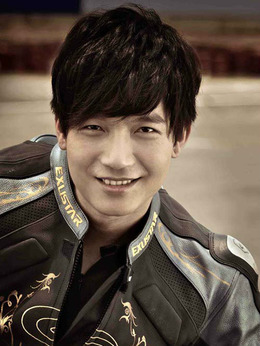 尊尼（陈楚生饰演）