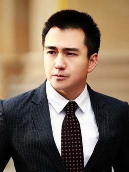 秦越(翟天临饰演)