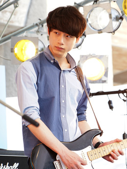 长谷川陆（坂口健太郎饰演）