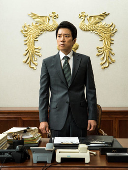 总统（金明民饰演）