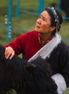 卓玛奶奶(严晓频饰演)