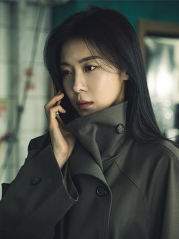 秋尚雅（河智苑饰演）