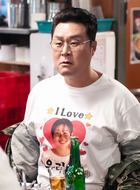 朴镇哲(尹敬浩饰演)