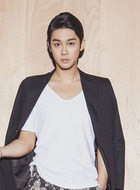 蔡仁逵(成赫饰演)