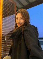 夏英奇(林乐炫饰演)