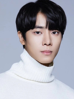 秋英宇