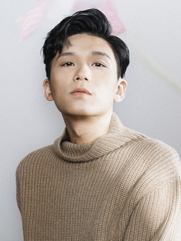 郑Sir（卢镇业饰演）