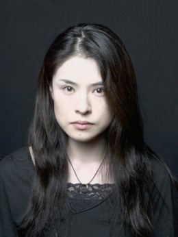 尾泽美津子（富坚真饰演）