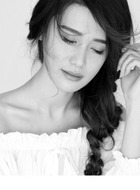 佳依(常笑然饰演)